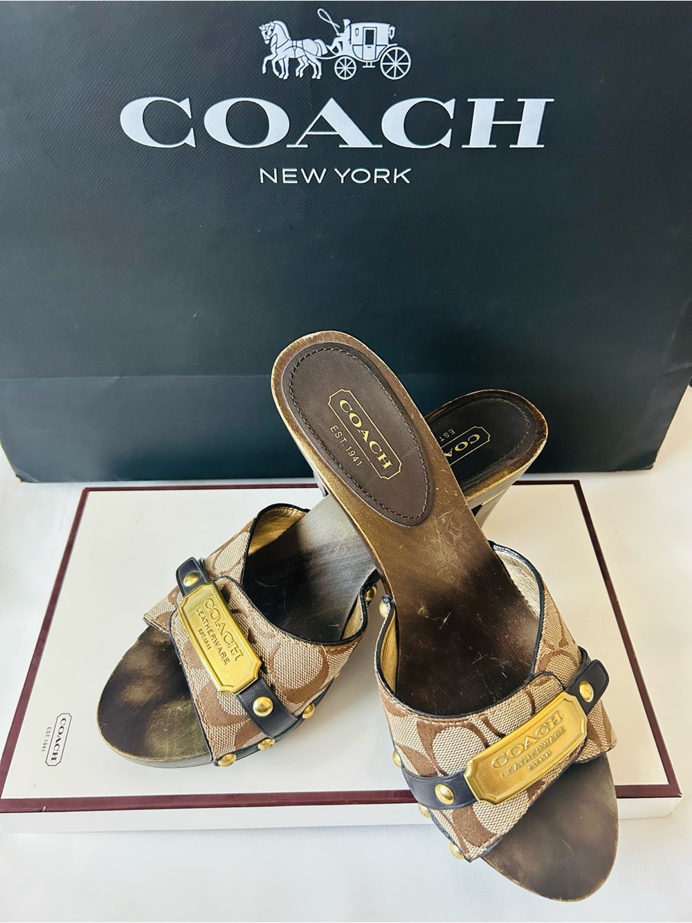 🤎💛Coach🤎💛”ABELLA”Signature Logo Canvas Wooden Slide Mules with Gold Plaque ~ EUC